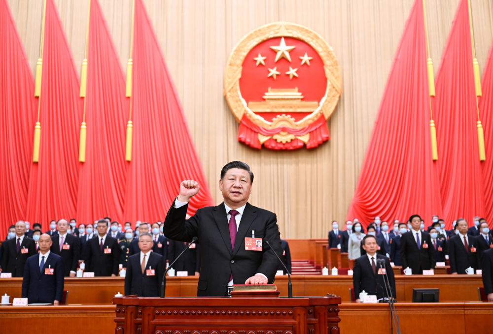 2023年3月10日，十四届全国人大一次会议在北京人民大会堂举行第三次全体会议。习近平全票当选为中华人民共和国主席、中华人民共和国中央军事委员会主席。这是习近平进行宪法宣誓。新华社记者 谢环驰 摄